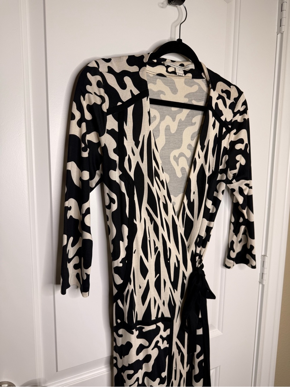 Diane Von Furstenberg Silk Jersey Black and Cream Wrap-Style Maxi Dress - Picture 3 of 10
